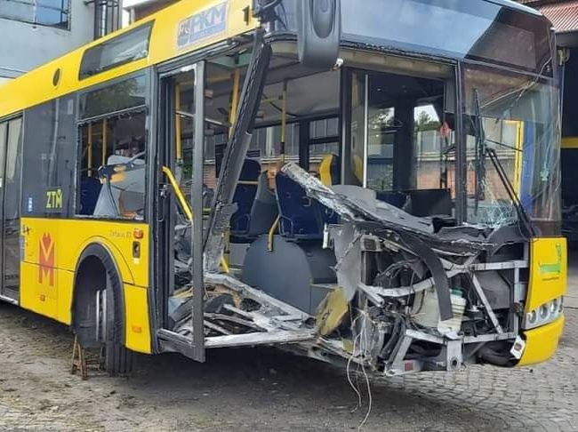 Groźna kolizja autobusu miejskiego. Przód pojazdu w strzępach