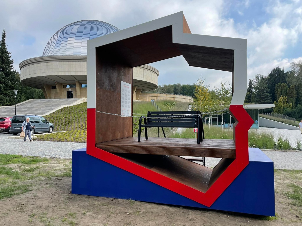 [TYLKO U NAS] Wiemy ile kosztowały ławeczki z konturem Polski. To nie jest mała kwota