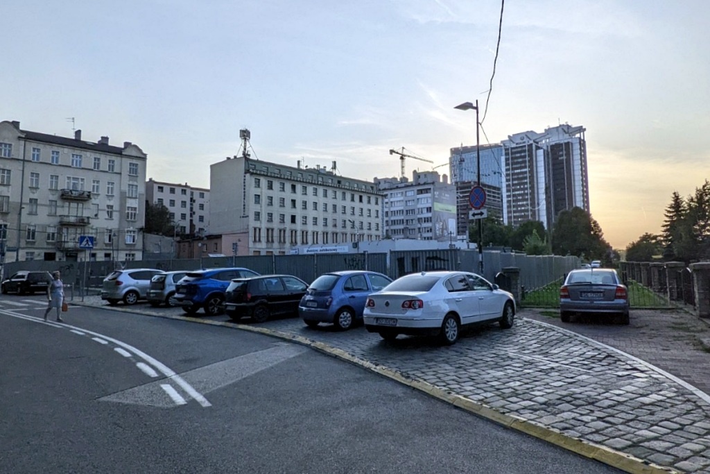 Chodnik jak parking. Kierowcy nadal ignorują zakaz zatrzymywania się