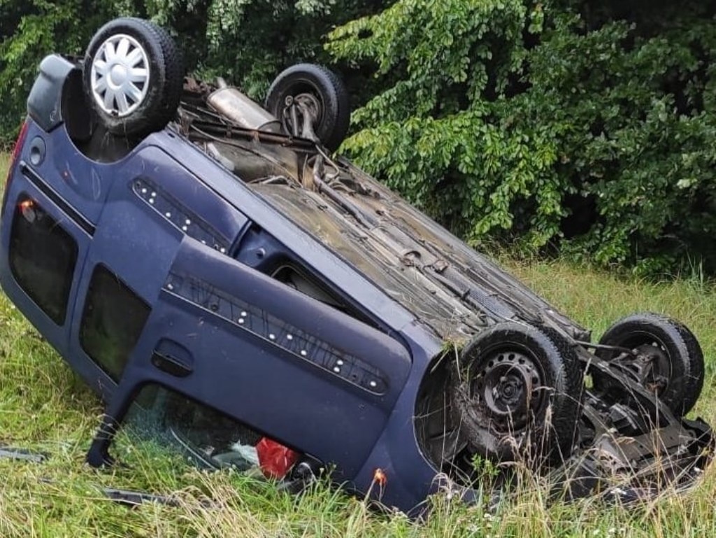 Jechał na wesele, dachował i chciał dać łapówkę policjantom. „Tyle powinno wystarczyć”