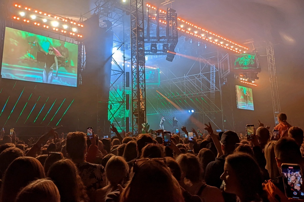 Jedni się bawią, a inni nie śpią. Na os. Tysiąclecia mają dość Fest Festivalu