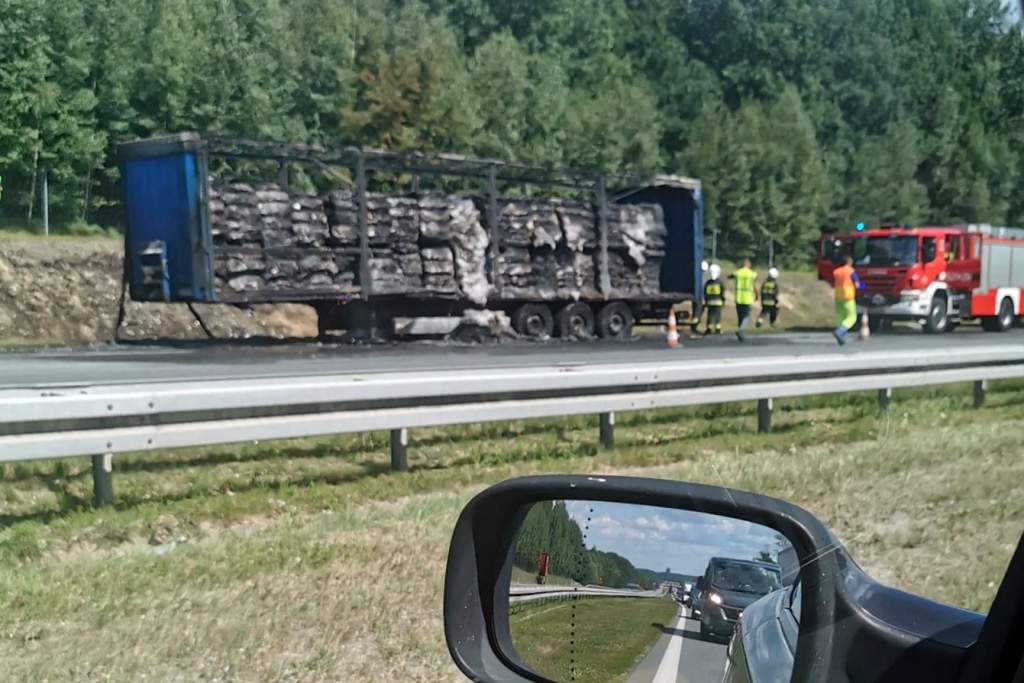 Pożar na autostradzie A4. Spłonęła naczepa i 20 ton makulatury