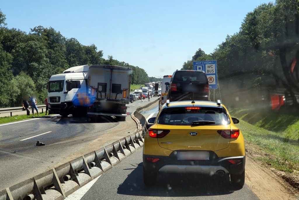 Ogromne utrudnienia na A4. Ciężarówka zderzyła się z samochodem osobowym