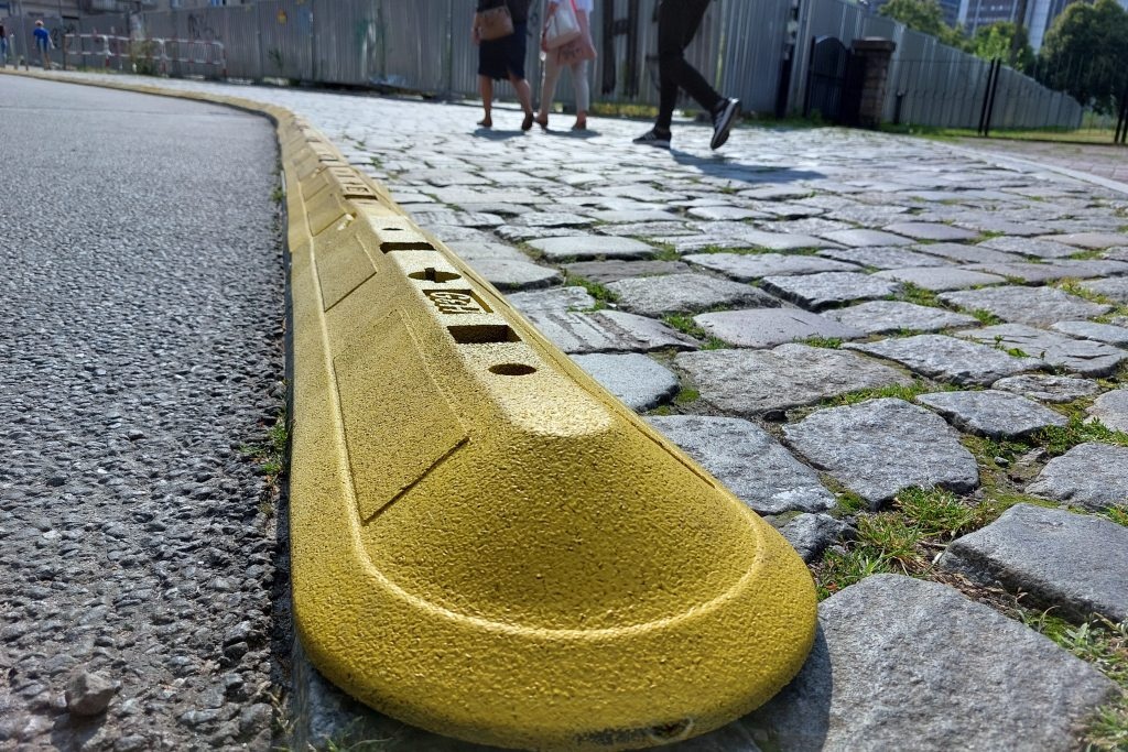Kierowcy parkowali na chodniku w centrum Katowic. Miasto postawiło przeszkodę