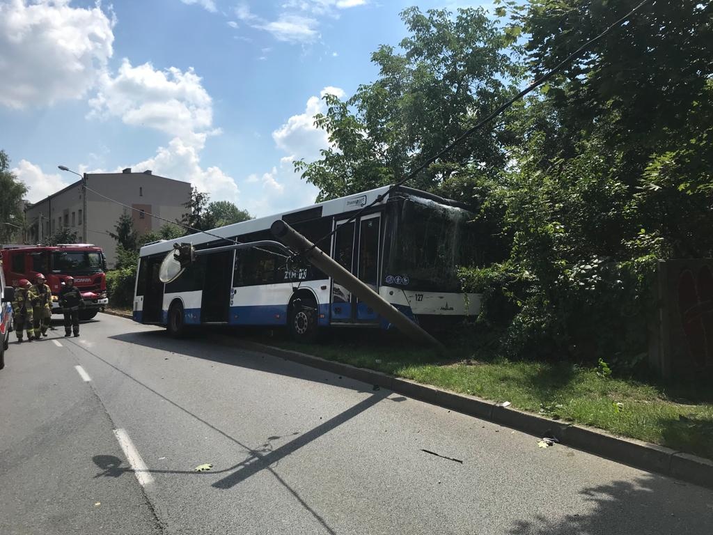 Wypadek autobusu miejskiego. Dwie osoby trafiły do szpitala