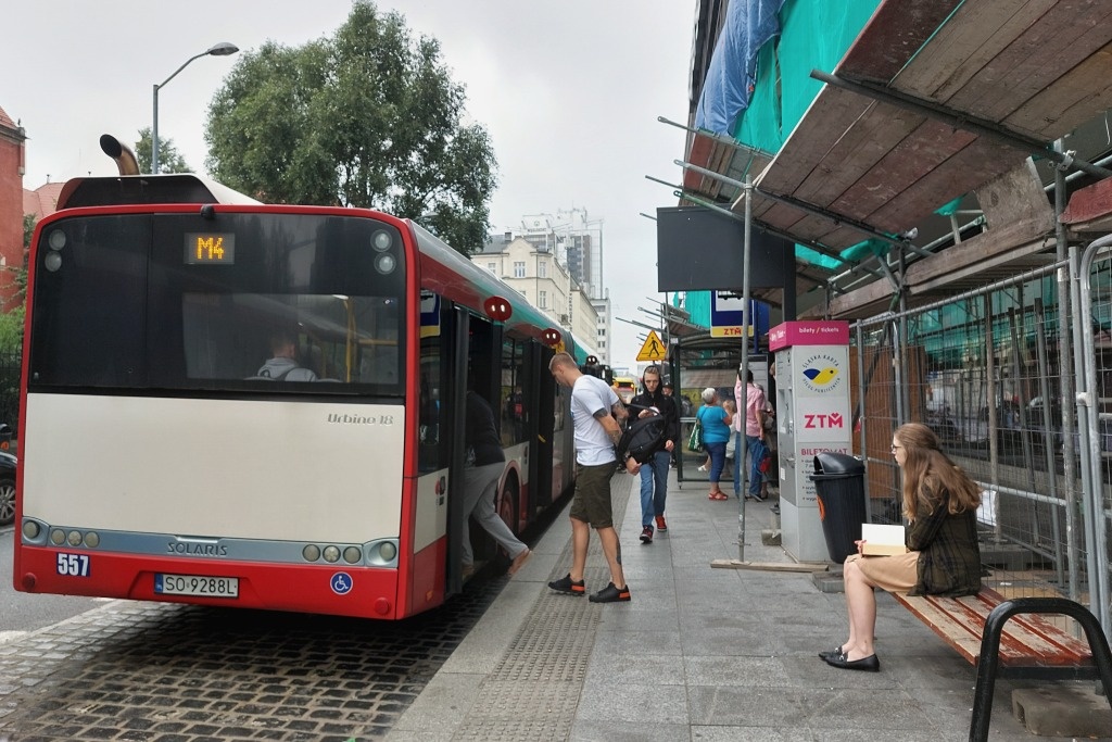 Pasażerowie mogą śledzić autobusy i tramwaje ZTM oraz sprawdzać opóźnienia na Google Maps