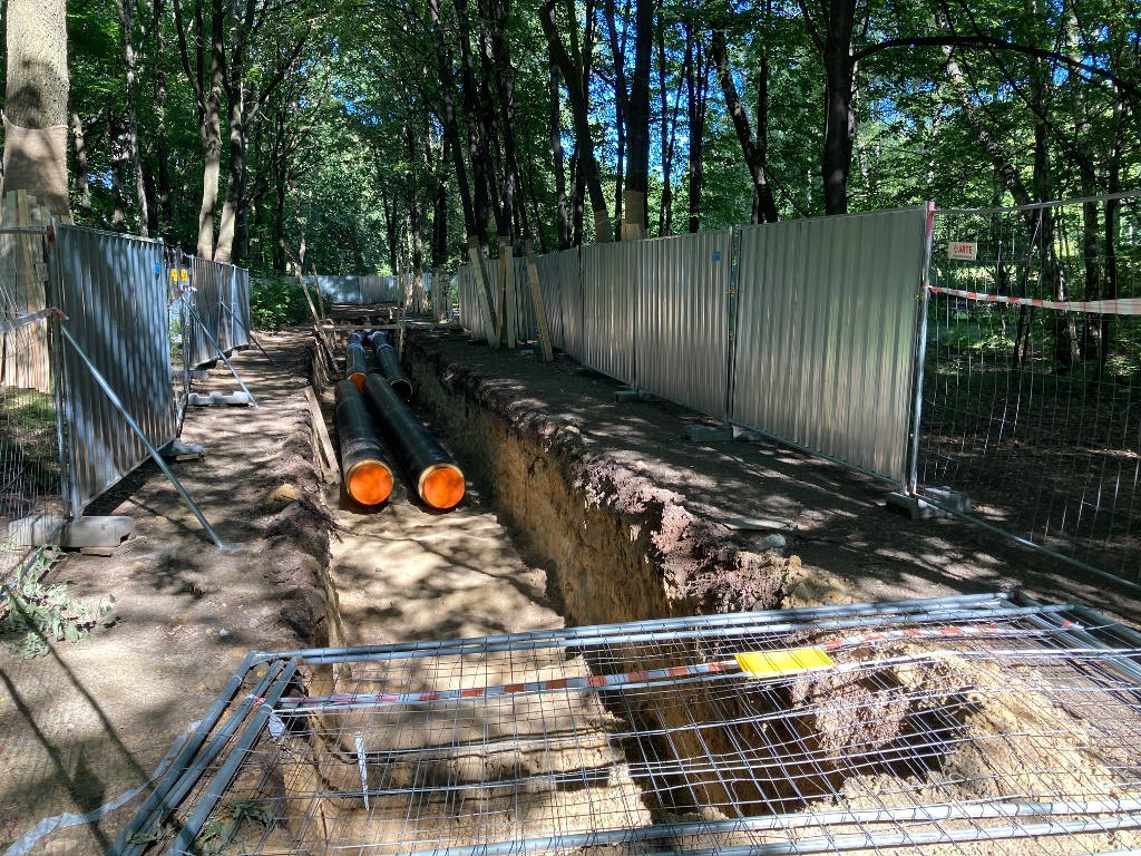 Głębokie wykopy w Parku Kościuszki