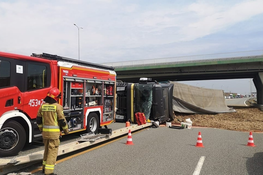 Ogromne utrudnienia na A1. Trwa usuwanie przewróconej ciężarówki