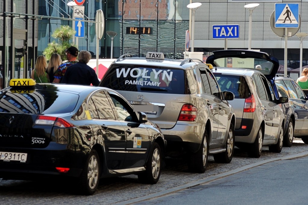 Auto z napisem „Wołyń Pamiętamy”. Mieszkanka chciała, żeby taksówkarz stracił licencję