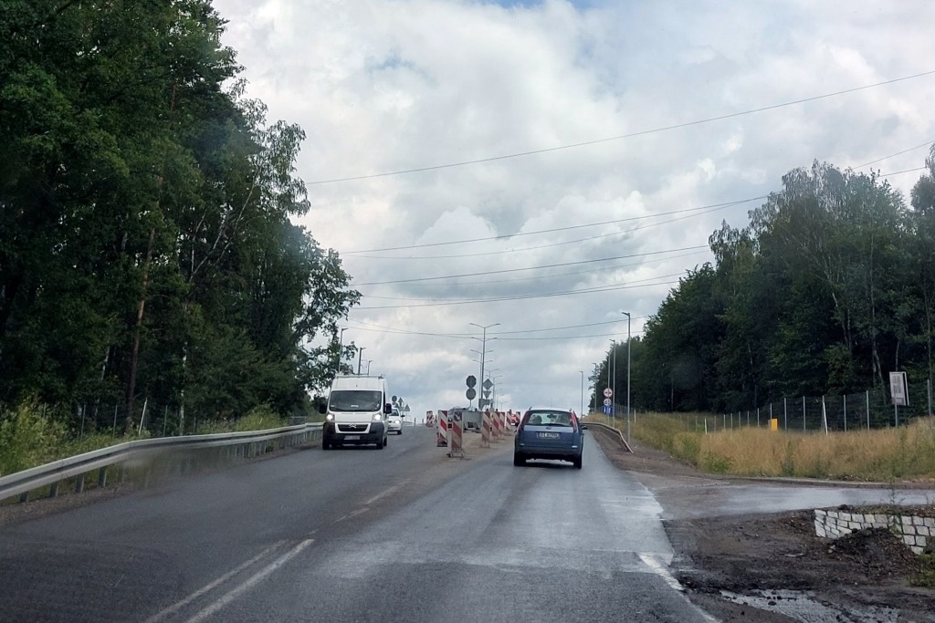 Pofałdowana jezdnia na nowej drodze. Są szkody górnicze na odcinku DK81