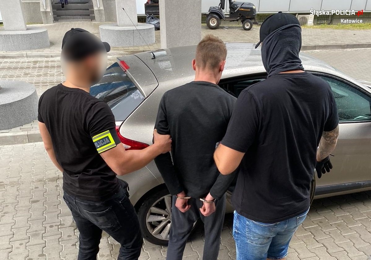 25-latek zgwałcił kobietę na klatce schodowej. Groził, że ją zabije [WIDEO]