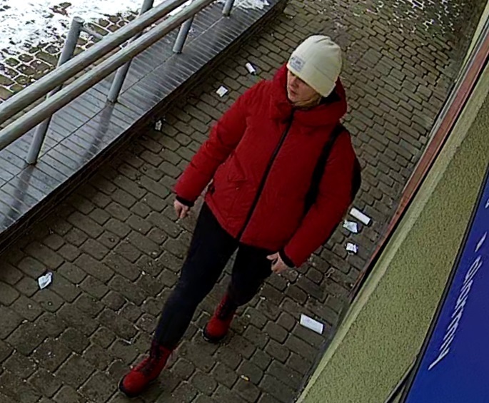 Z konta bankowego znikały pieniądze. Kobieta płaciła cudzą kartą