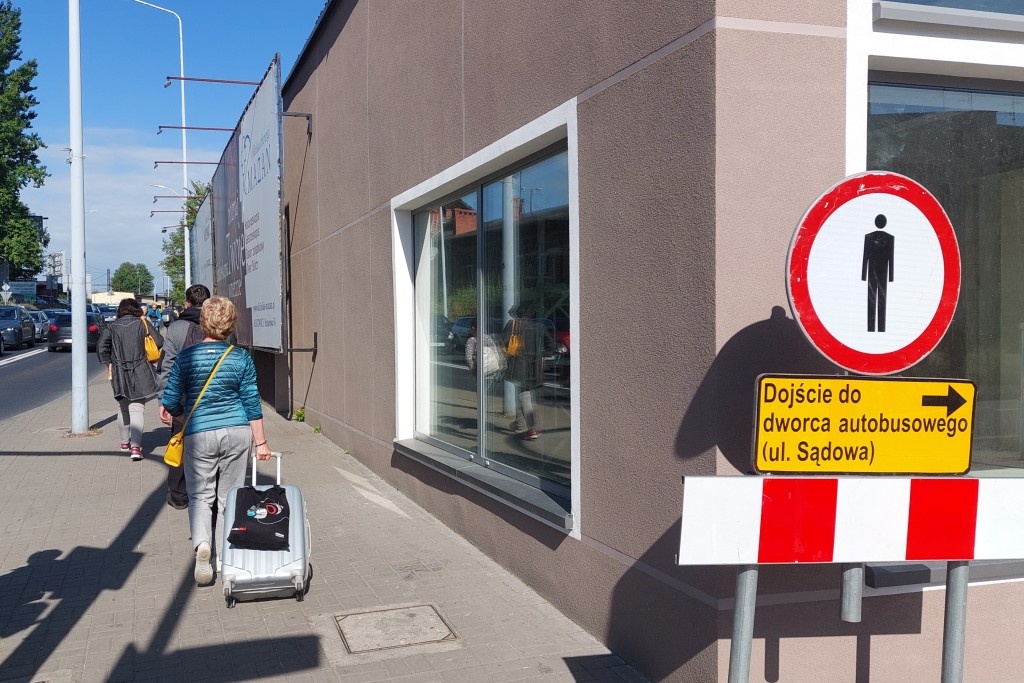 Chodnik miał być zamknięty, a jednak jest otwarty. Tak samo było z rondem