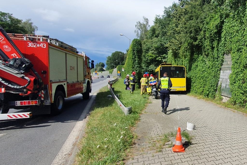 Utrudnienia na DK86. Kierowca autobusu wjechał w latarnię