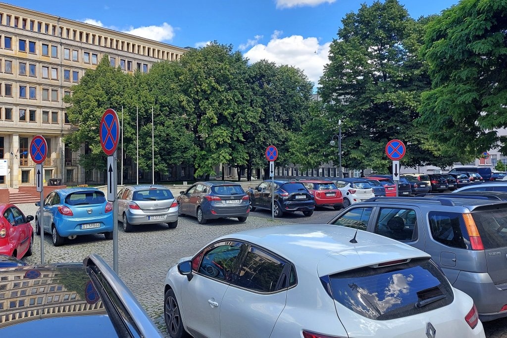 Strażnicy mieli karać większą liczbę kierowców za nielegalne parkowanie, ale interwencji i mandatów jest mniej