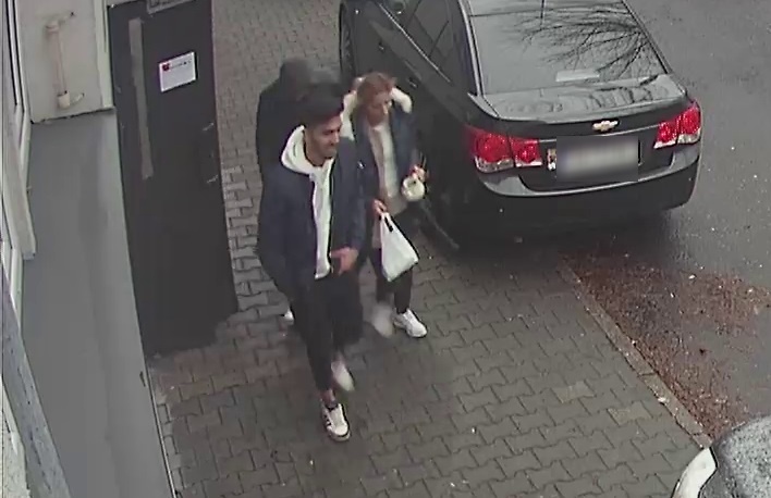Weszli do mieszkania i okradli starszą panią. Szuka ich policja