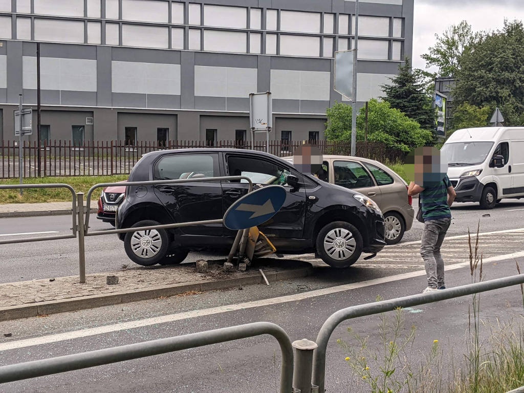 Kolizja w centrum Katowic. Samochód wjechał w barierki