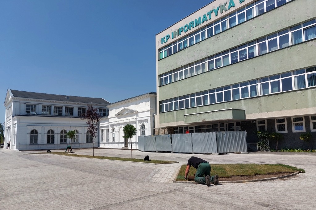 Powstał kolejny „betonowy” plac. Sosnowiec popełnił ten sam błąd co Katowice [GALERIA]