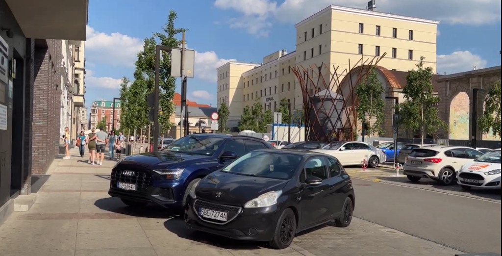 W końcu wiadomo w jaki sposób kierowcy powinni parkować na ul. Dworcowej