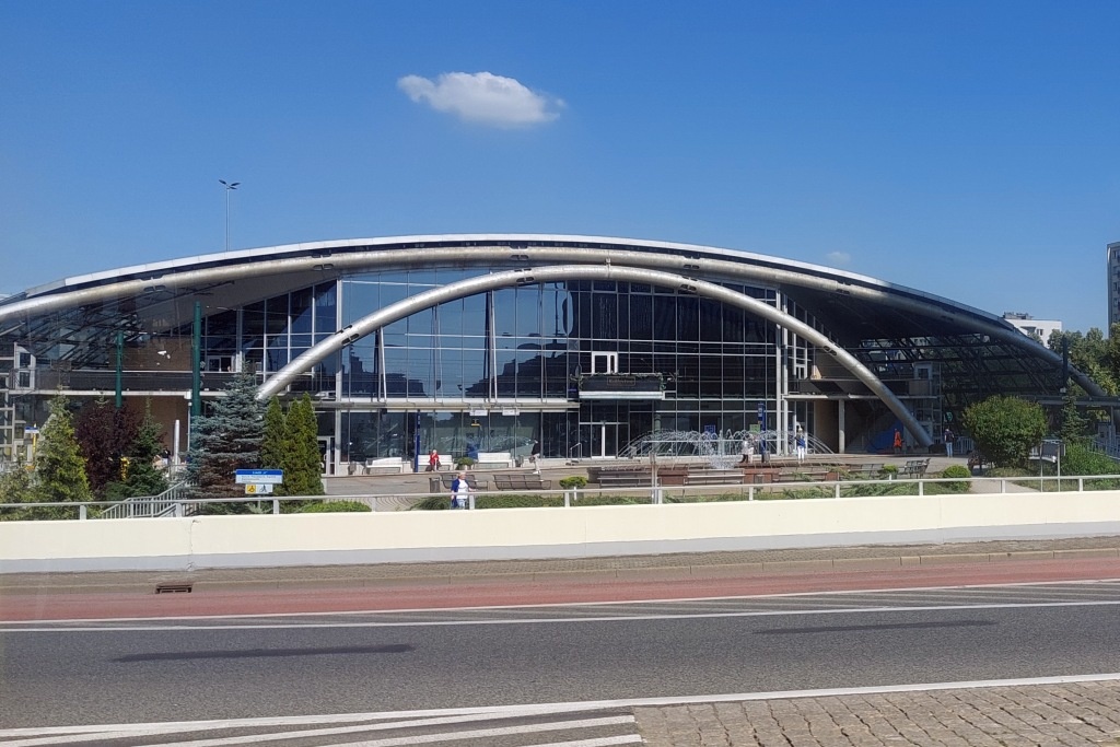 Młody mężczyzna spadł z wysokości 8 metrów, bo ze znajomymi pluli na chodnik