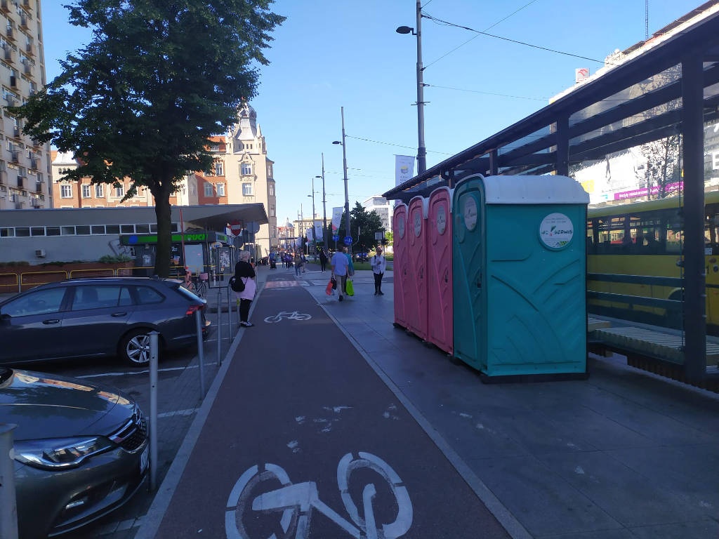 Kilka przenośnych toalet stanęło na chodniku w centrum Katowic. Po naszej interwencji mają zostać usunięte