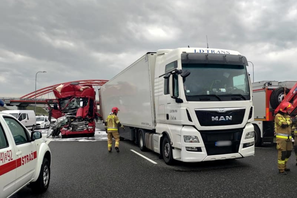 Autostrada A1 jest zablokowana. Samochód osobowy został zmiażdżony pomiędzy ciężarówkami