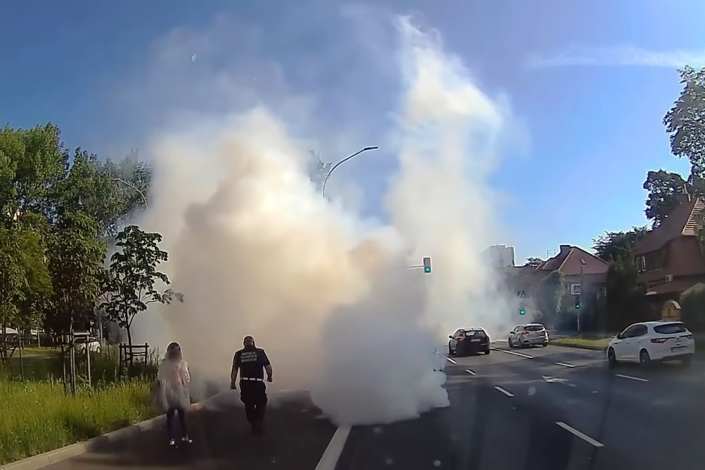 Samochód w kłębach dymu. Kierującej pomógł inspektor drogowy [WIDEO]