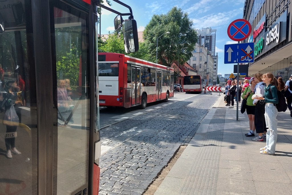 Remont na przystankach w centrum Katowic. Drogowcy ułożą tę samą kostkę