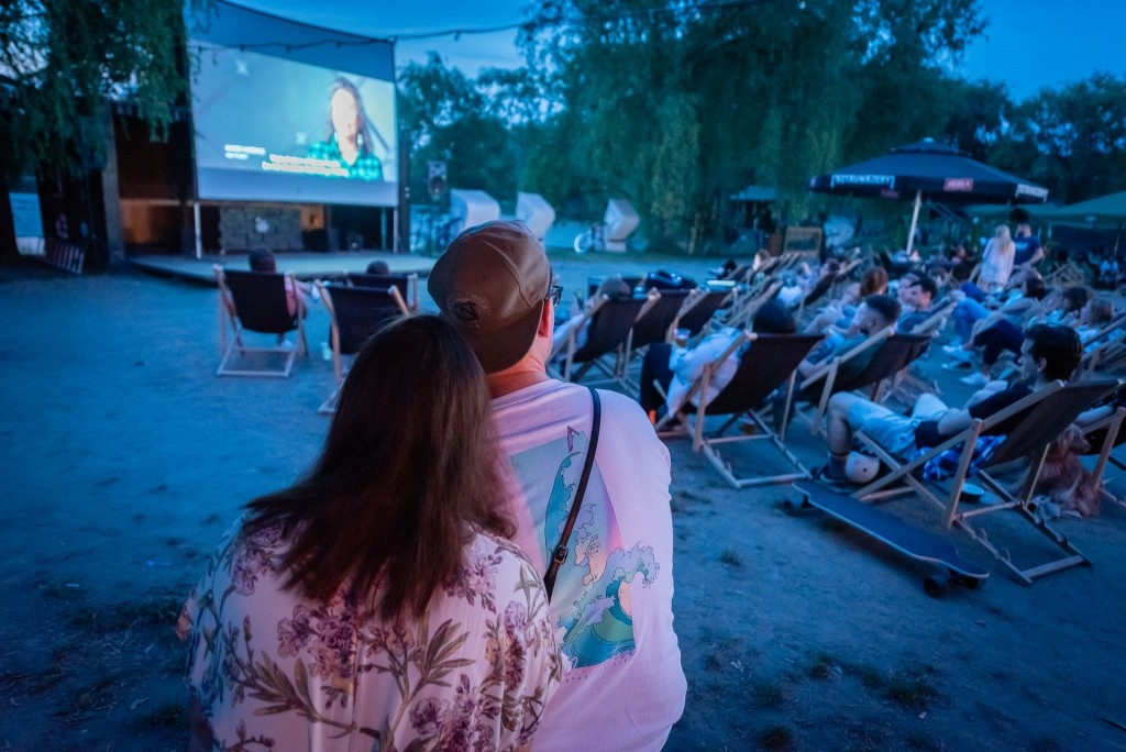 Plenerowe kino w Dolinie Trzech Stawów. Ruszają seanse na Sztauwajerach