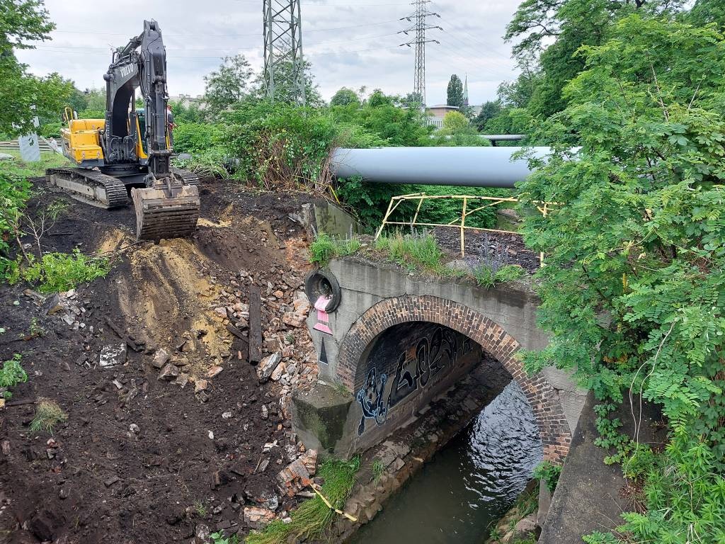 Wyburzają most nad Rawą. To początek budowy linii tramwajowej