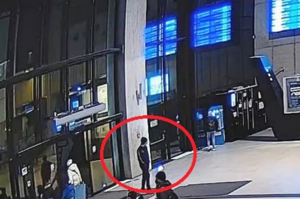 Zaatakował przypadkowego mężczyznę nożem przy dworcu w Katowicach. Od kilku miesięcy szuka go policja