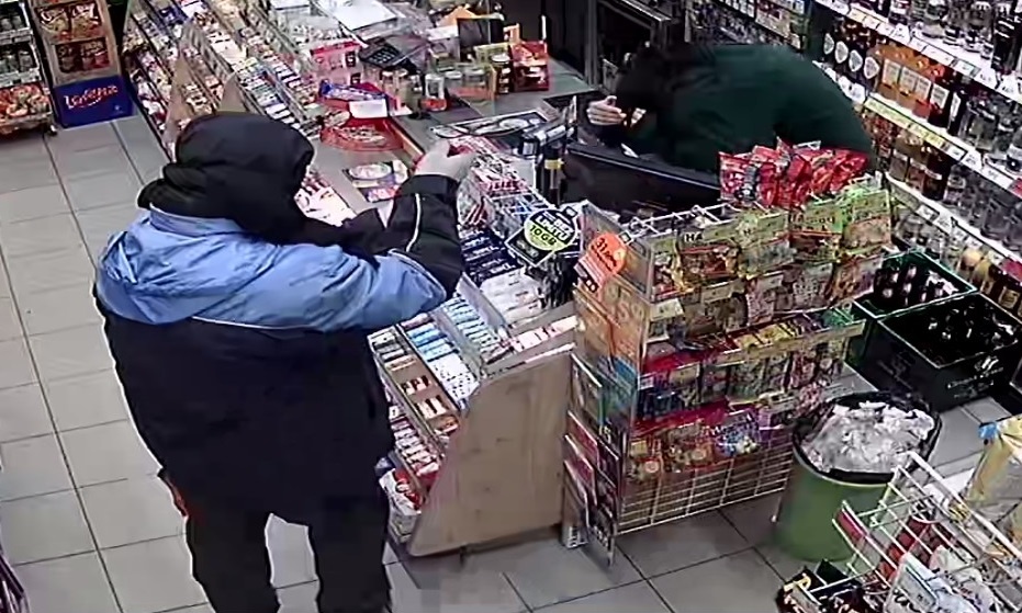 Napadł na sklep spożywczy i groził ekspedientce. Policja szuka tego mężczyzny