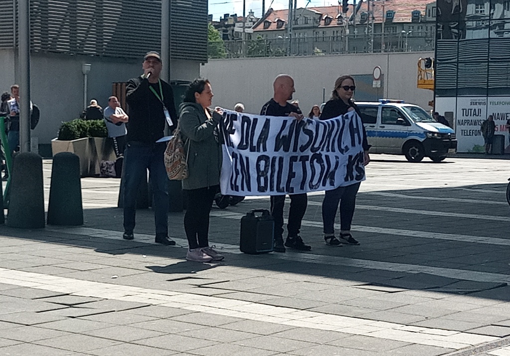 Protest przed katowickim dworcem. Pracownik Kolei Śląskich domaga się niższych cen biletów