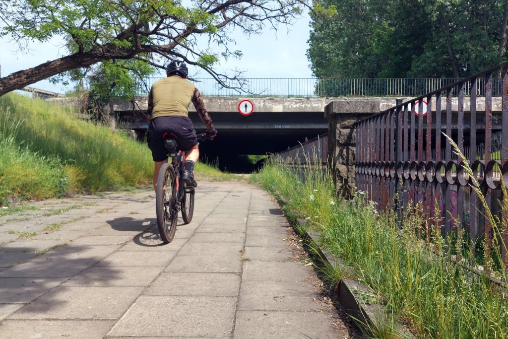 Ten koniec drogi ma być początkiem velostrady. Metropolia podpisała porozumienia z gminami