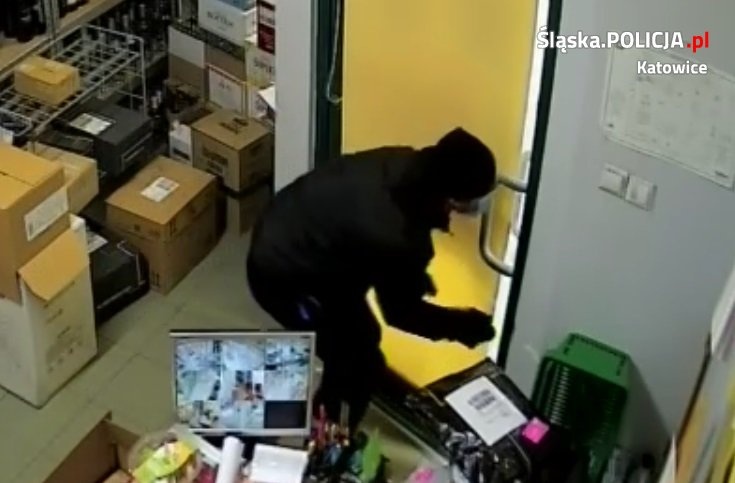 Mężczyzna otworzył sejf i wyjął z niego kilka tysięcy złotych. Policja prosi o pomoc
