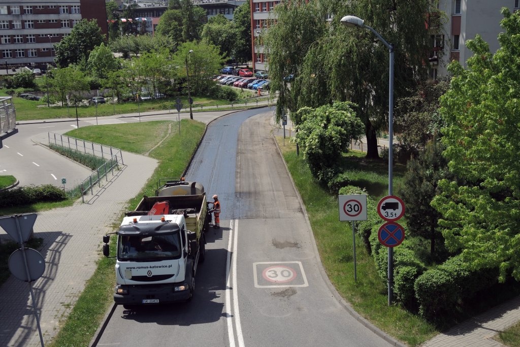 Trwa wymiana nawierzchni w centrum Katowic. Są utrudnienia obok Altusa