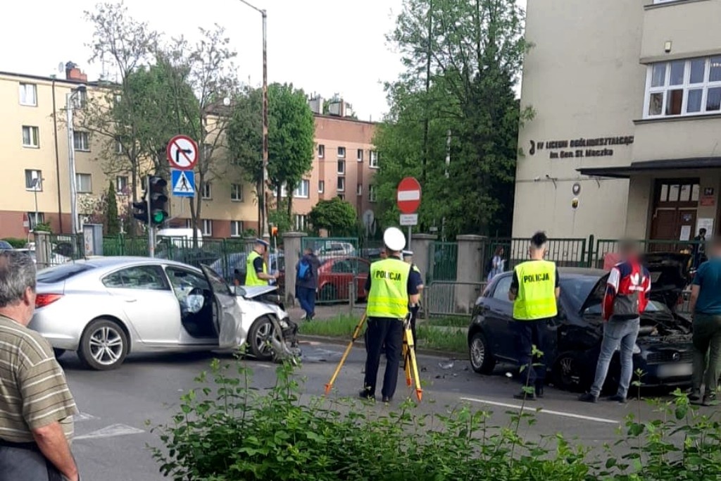 Dwa auta zderzyły się na ul. Katowickiej. Tworzą się korki