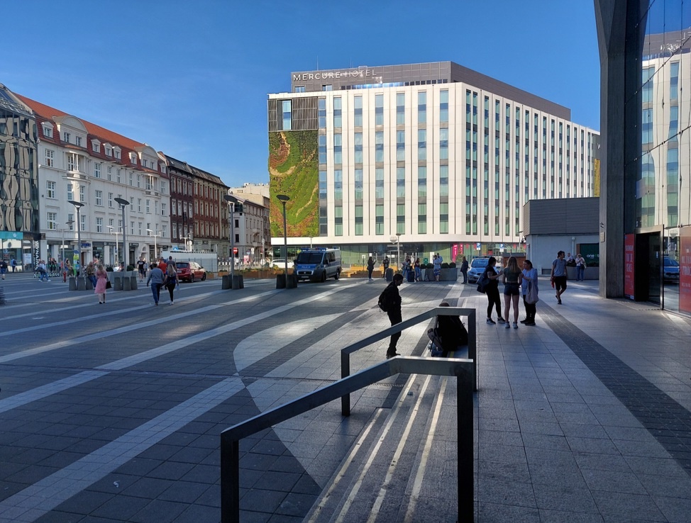 Namioty znikły sprzed dworca, bo spadła liczba przybywających do Katowic Ukraińców