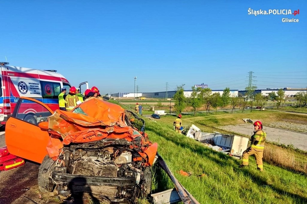 Wypadek na A4. Ciężarówka spadła ze skarpy, jedna osoba trafiła do szpitala