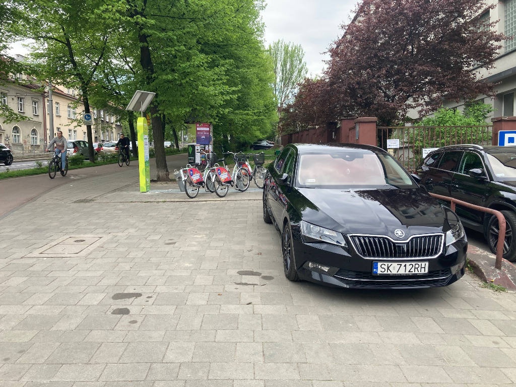 Samochody zastawiają stację wypożyczania rowerów przy Wyższym Urzędzie Górniczym