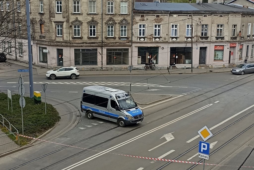 Akcja policji w Szopienicach. Na skwerze znaleziono porzucony bagaż