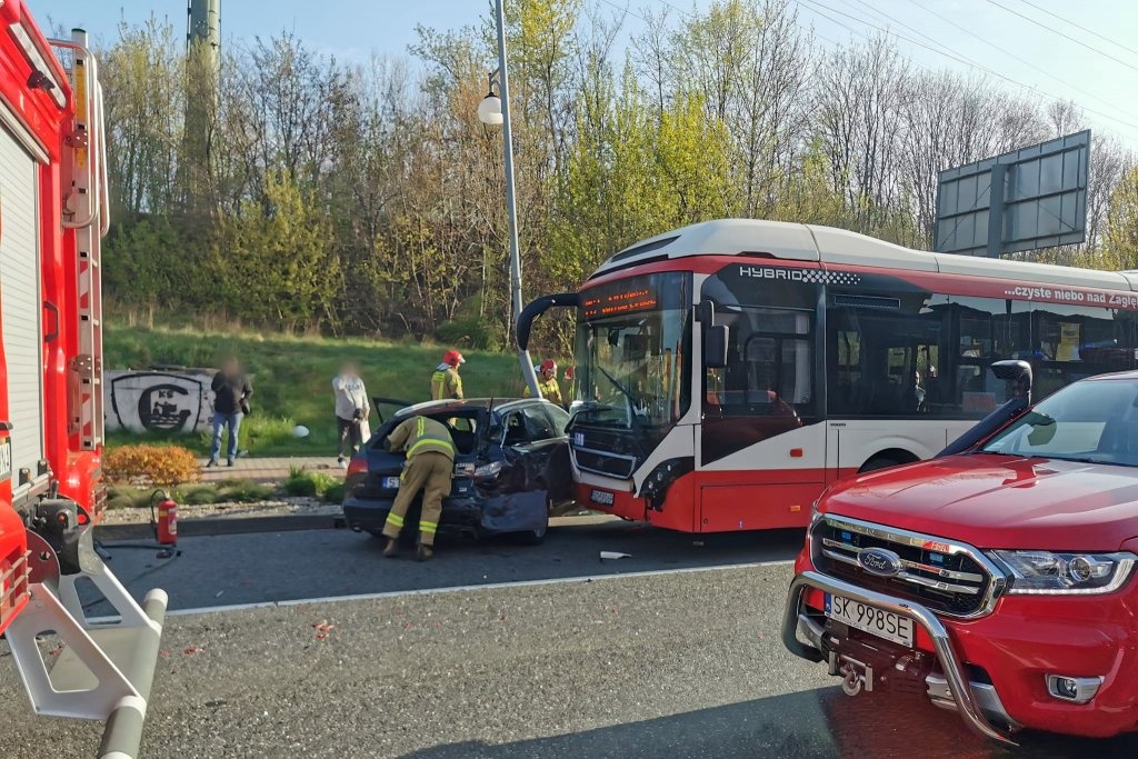 Samochód zderzył się z autobusem miejskim. Są utrudnienia na wjeździe do Katowic