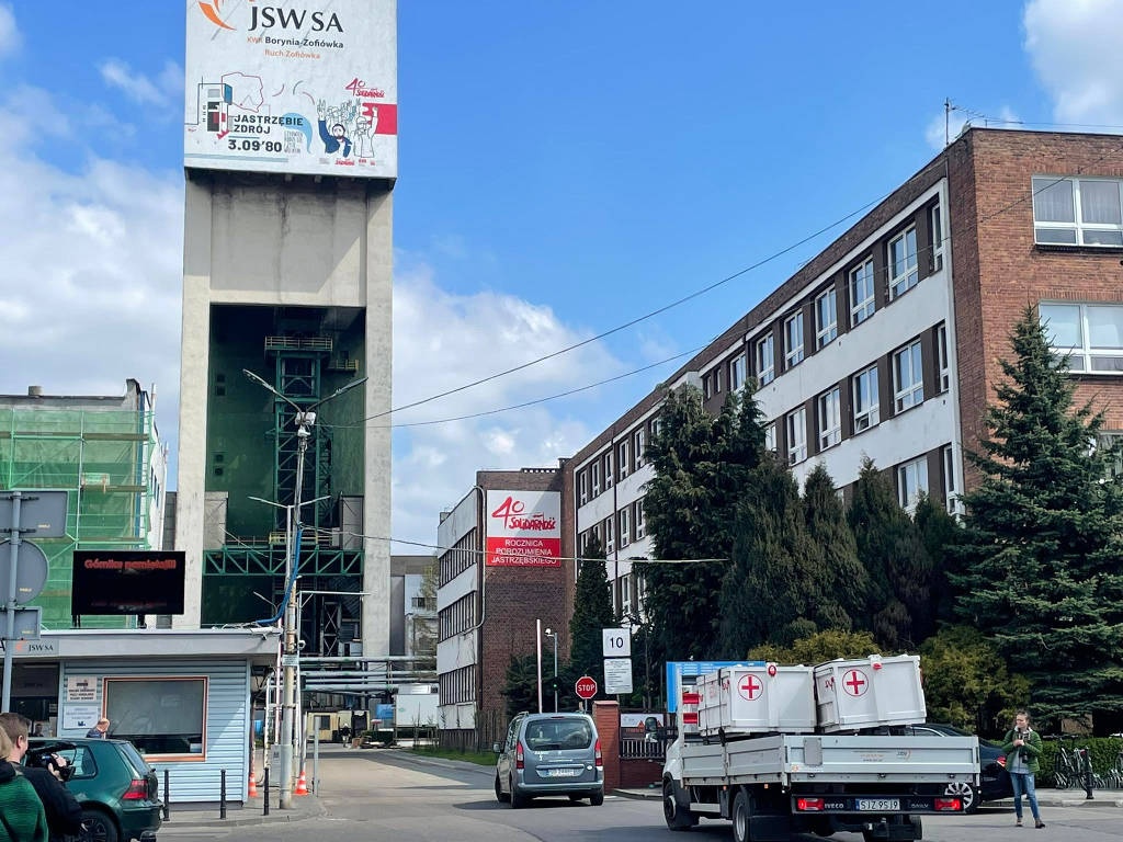 Ratownicy idą do uwięzionych pod ziemią górników, ale akcja jest trudna