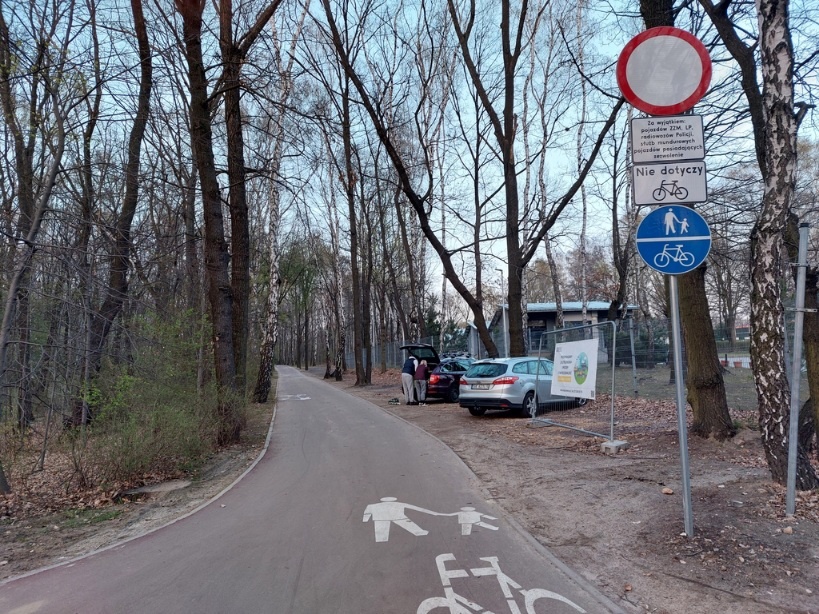 Samochody jeżdżą po nowej drodze rowerowej w Dolinie Trzech Stawów