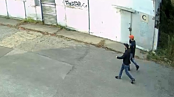 Wybili szyby w pociągu. Zostali nagrani przez monitoring