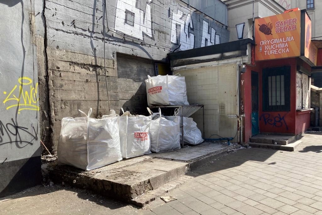 Jedna buda w centrum Katowic przestała straszyć. Z rozbiórką drugiej jest problem