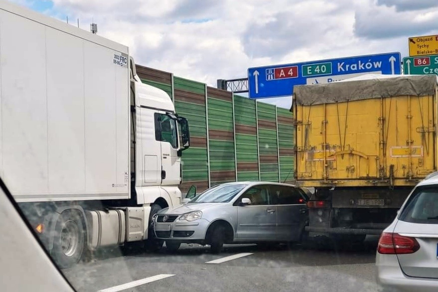 Samochód osobowy zderzył się z ciężarówkami na A4. Tworzy się długi korek