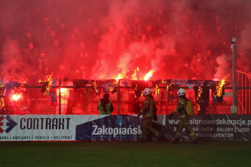 Kibole GKS-u ostrzelali kibiców Widzewa. Zniszczyli też stadion miejski