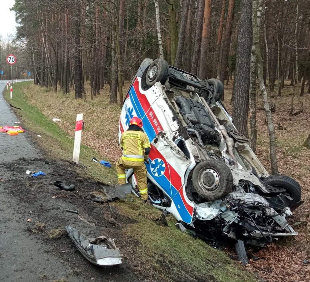 Droga Tychy-Katowice zablokowana. Karetka wypadła z drogi
