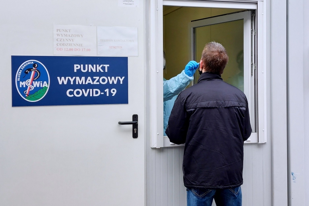 Zmiany w testowaniu na koronawirusa. COVID-19 od dzisiaj jest traktowany jak grypa